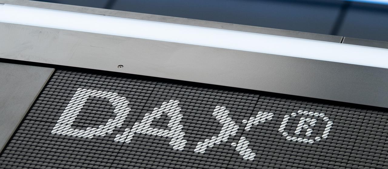 DAX-Schriftzug auf der Kurstafel an dern Frankfurter Börse