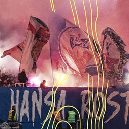 Fußball: 2. Bundesliga, Eintracht Braunschweig - Hansa Rostock, 17. Spieltag, Eintracht-Stadion. Fans von Hansa Rostock zünden Pyrotechnik.