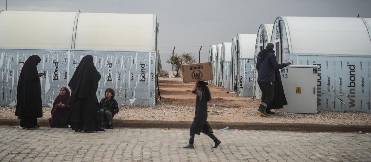 Verschleierte Frauen vor dem Al-Hol-Lager im Nordosten Syriens