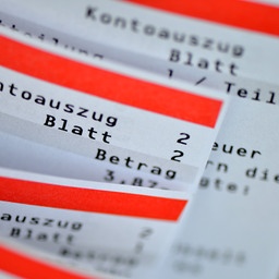 Mehrere Kontoauszüge liegen hintereinander.