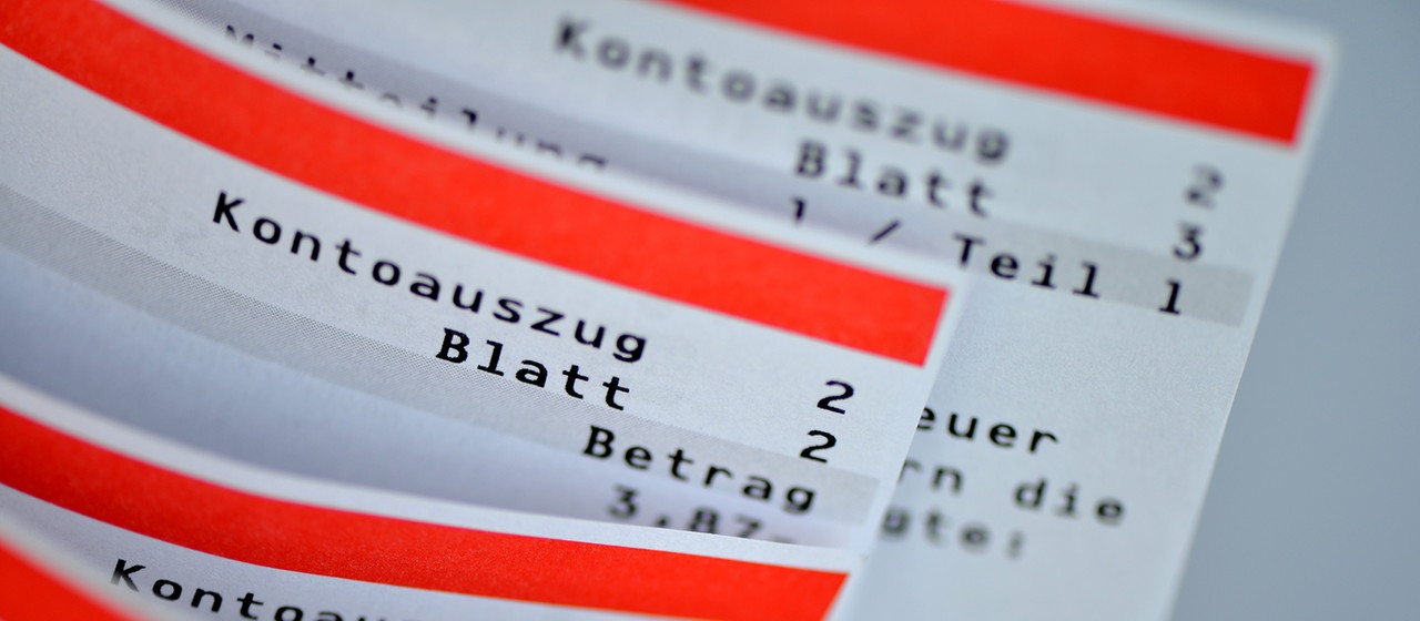 Mehrere Kontoauszüge liegen hintereinander.