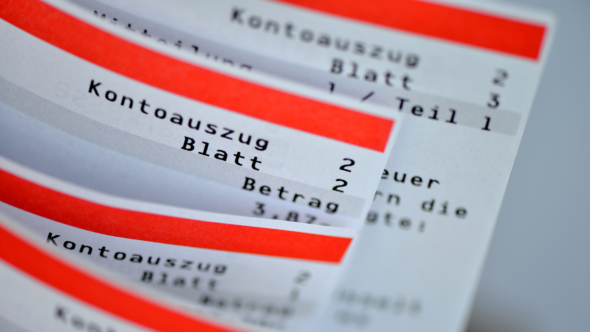 Mehrere Kontoauszüge liegen hintereinander. | ARD-aktuell / Nitschmann