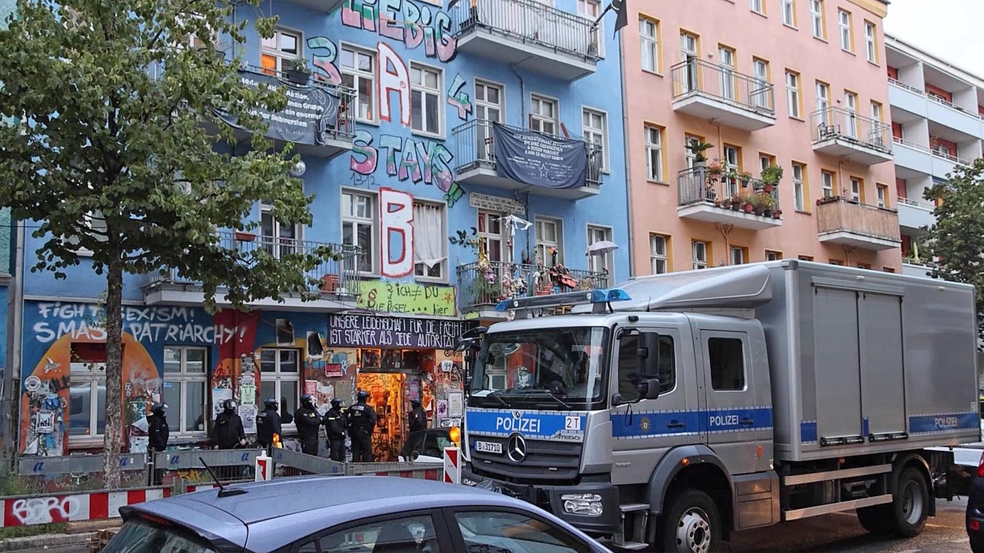 Die Berliner Polizei stürmt seit 6 Uhr am 28.08.2025 Räume in der Rigaer Straße 94 in Berlin-Friedrichshain zur Feststellung von Personalien. (Quelle: TV News Kontor) | TV News Kontor