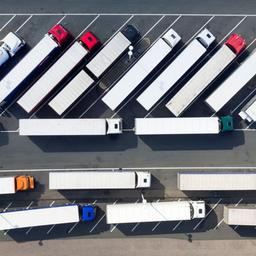 Abgestellte Lastwagen an einer Autobahn-Raststätte in Nordrhein-Westfalen.