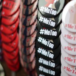 Anstecker mit dem Hashtag #metoo an einem Verkaufsstand in Hollywood