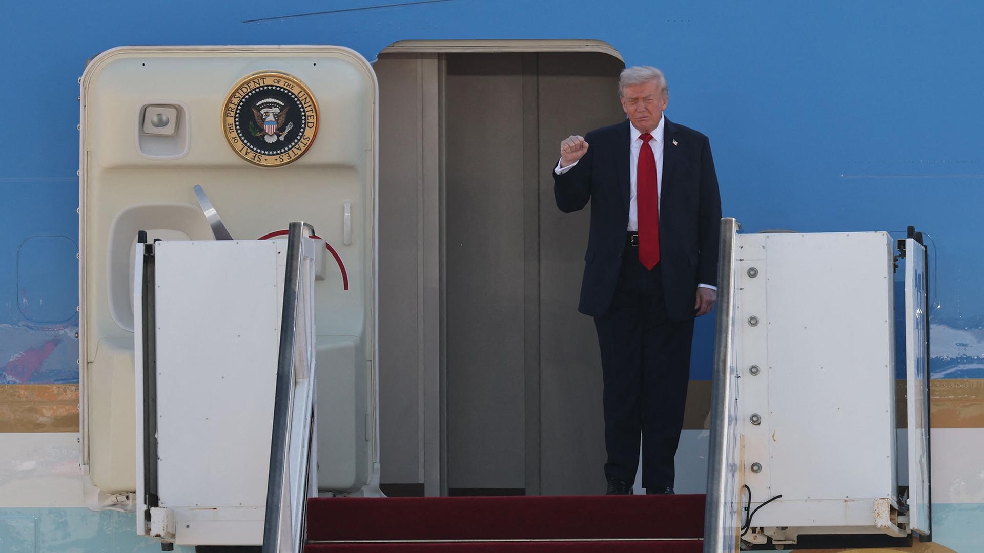  Donald Trump steigt aus dem Flugzeug. | AFP