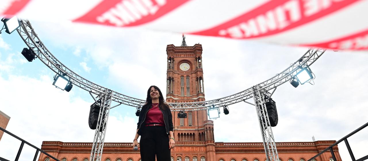 Elif Eralp vor dem Rathaus in Berlin