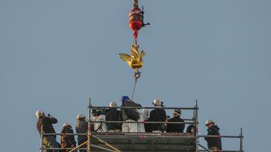 Die Replik des goldenen Hahns wird bei den Restaurierungsarbeiten auf die Spitze der Kathedrale Notre Dame in Paris gekurbelt.