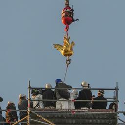 Die Replik des goldenen Hahns wird bei den Restaurierungsarbeiten auf die Spitze der Kathedrale Notre Dame in Paris gekurbelt.