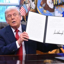 Donald Trump hält im Oval Office eine Präsidentenverfügung.