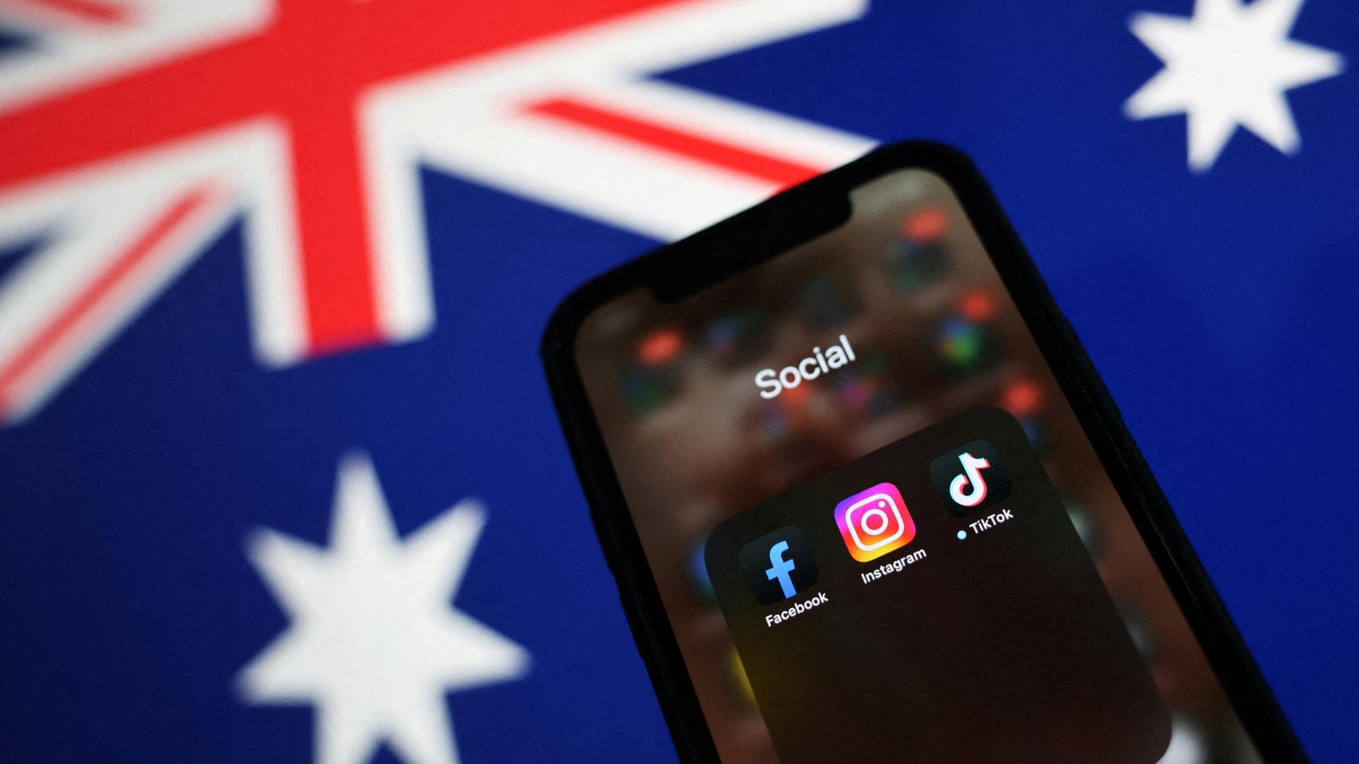 Smartphone vor australischer Flagge | REUTERS
