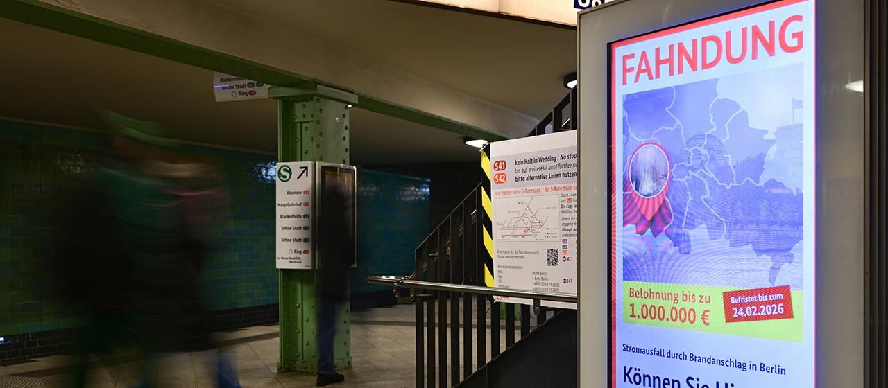 "Fahndung - Belohnung bis zu 1.000.000" steht in einem U-Bahnhof in Berlin auf einer Anzeige.