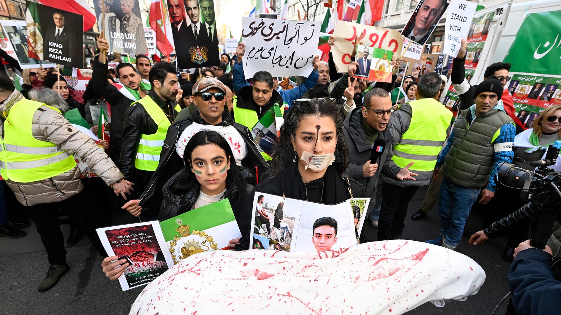 Demonstranten protestieren gegen das Regime im Iran. | dpa