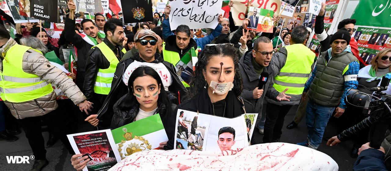 Demonstranten protestieren gegen das Regime im Iran.