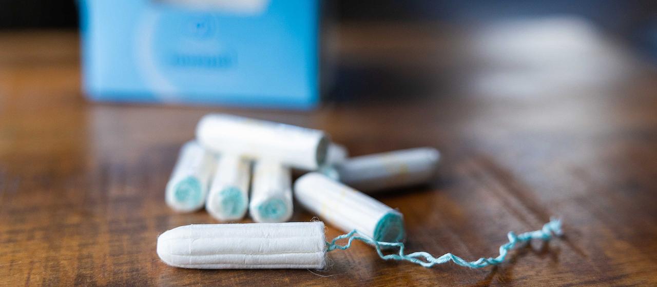 Tampons liegen auf einem Tisch. | picture alliance / ANP Tampons liegen auf einem Tisch.