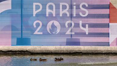 Das Logo der Olympischen Spiele in Paris hängt an einem Zaun.