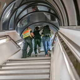 Polizeibeamte begleiten einen Afghanen auf dem Flughafen Leipzig-Halle in ein Charterflugzeug (Archivbild vom 01.08.2019).