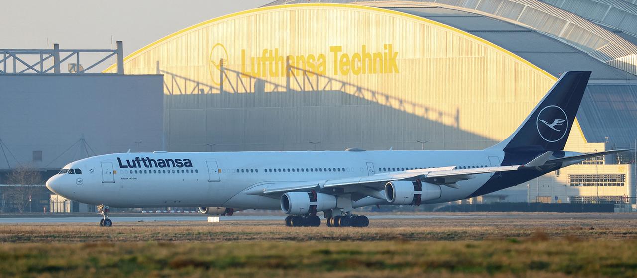 Ein Flugzeug der Lufthansa steht auf dem Rollfeld des Frankfurter Flughafens.