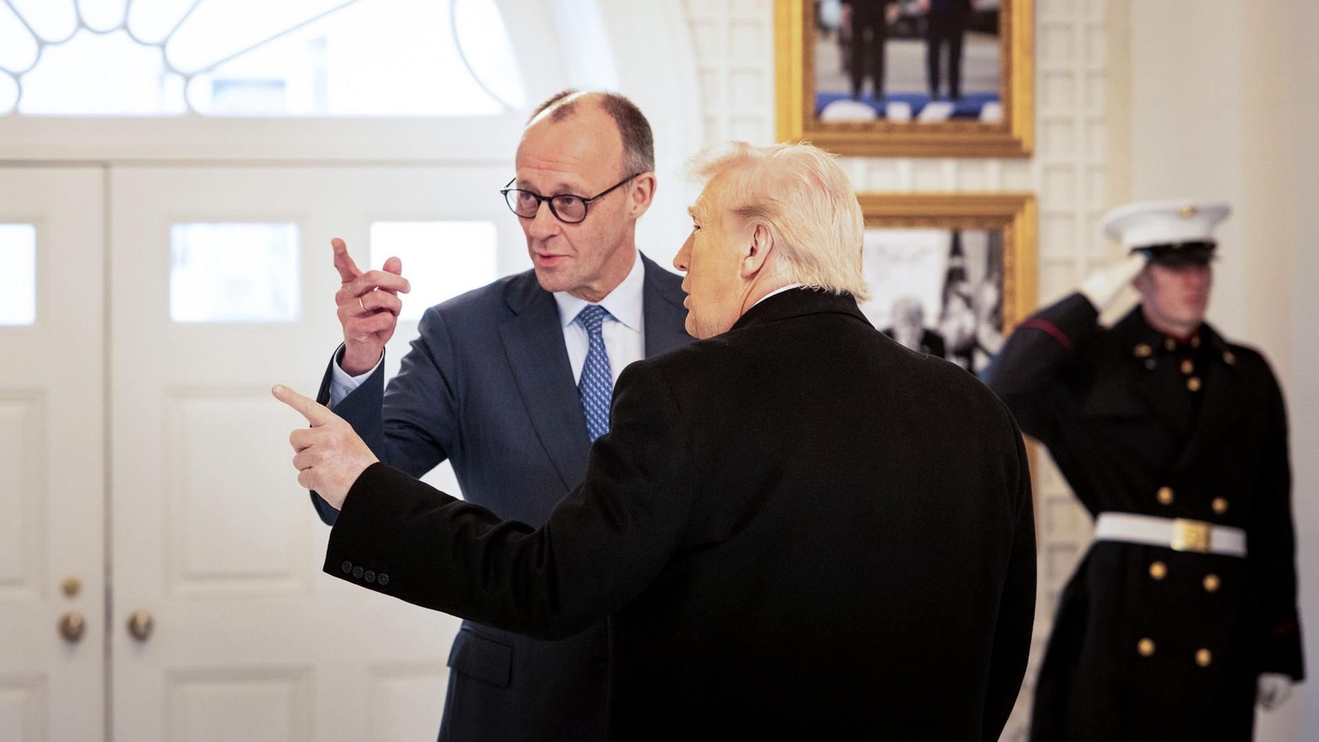  Donald Trump und Friedrich Merz unterhalten sich bei ihrem Treffen | Guido Bergmann/Presse- und Informationsamt der/dpa