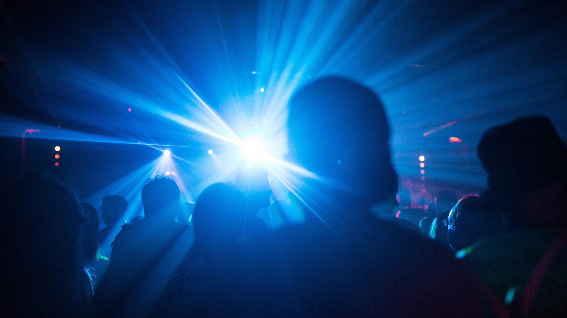 Menschen feiern in einem Club. | picture alliance/dpa