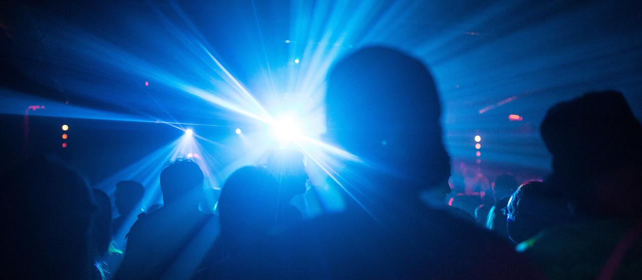 Menschen feiern in einem Club.
