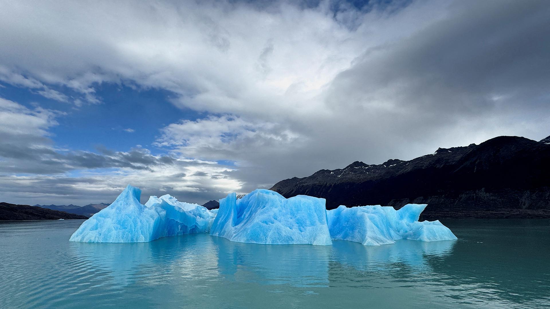 Ein Eisblock schmilzt im Lago Argentino im Nationalpark Los Glaciares in der patagonischen Provinz Santa Cruz, Argentinien. | REUTERS