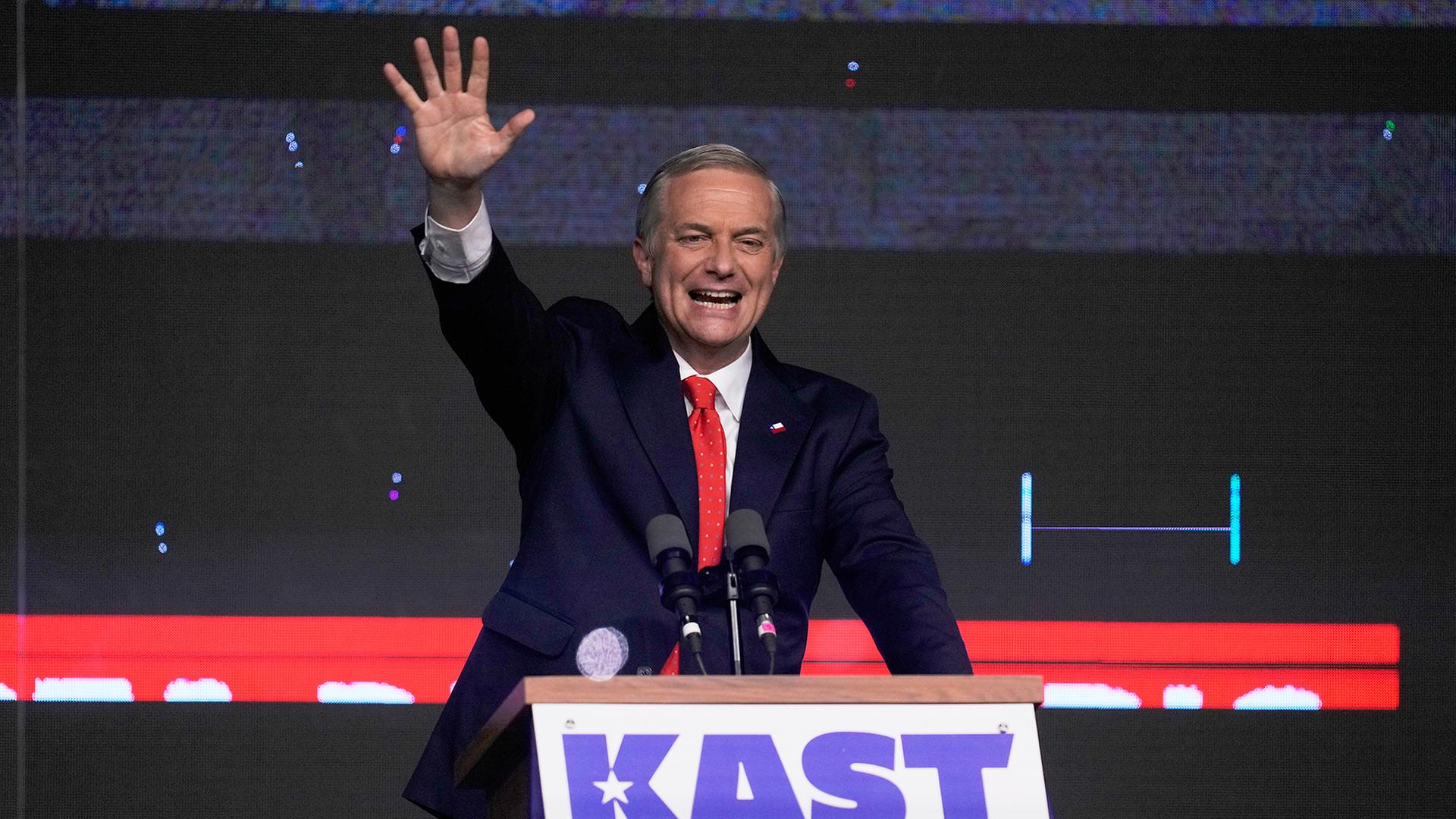 Jose Antonio Kast spricht nach Bekanntgabe des Wahlergebnisses auf einer Bühne in Santiago de Chile. | dpa