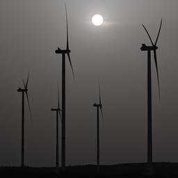 Silhouetten von Windkraftanlagen.