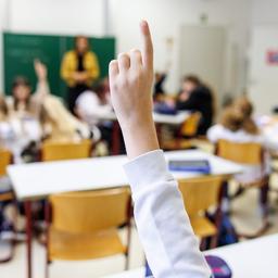 Schülerinnen und Schüler melden sich in einem Klassenraum.