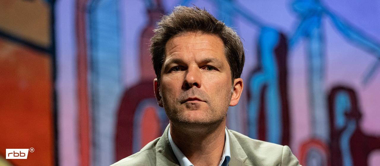 Steffen Krach (SPD), Berliner Spitzenkandidat, nimmt an einer Podiumsdiskussion derKlimaschutzbewegung «Fridays for Future» in der Urania teil. (Quelle: dpa/Fabian Sommer)