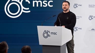 Der ukrainische Präsident Wolodymyr Selenskyj spricht auf der Münchner Sicherheitskonferenz.