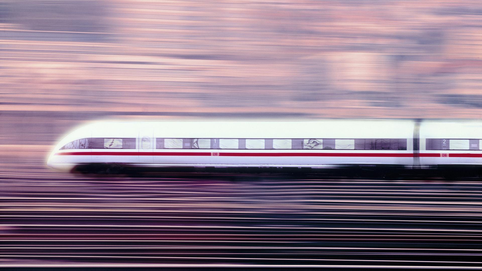 InterCity-Express auf der Schnellfahrstrecke | WDR / mauritius images