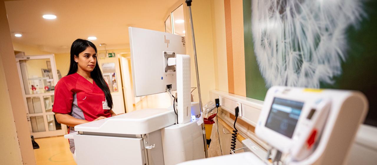 Eine Pflegerin arbeitet im Vivantes Auguste-Viktoria-Klinikum Berlin an einem Computer. | picture alliance/dpa Eine Pflegerin arbeitet im Vivantes Auguste-Viktoria-Klinikum Berlin an einem Computer.