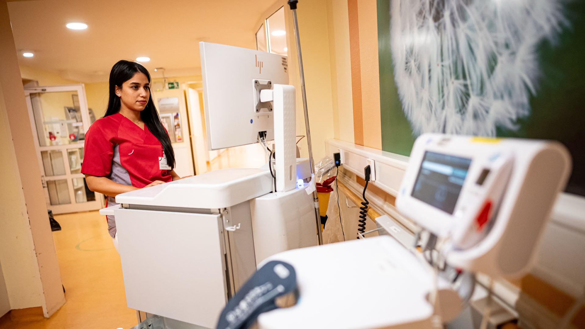 Eine Pflegerin arbeitet im Vivantes Auguste-Viktoria-Klinikum Berlin an einem Computer.  | picture alliance/dpa