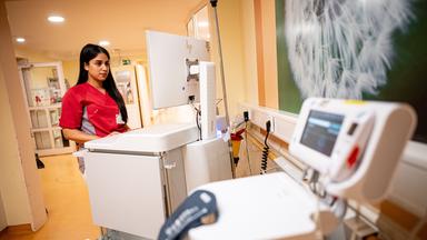 Eine Pflegerin arbeitet im Vivantes Auguste-Viktoria-Klinikum Berlin an einem Computer. 