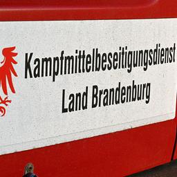 Symbolbild:Ein Schild vom Kampfmittelbeseitigungsdienst Brandenburg ist an einem Fahrzeug zu sehen.(Quelle:picture alliance/dpa/M.Bahlo)