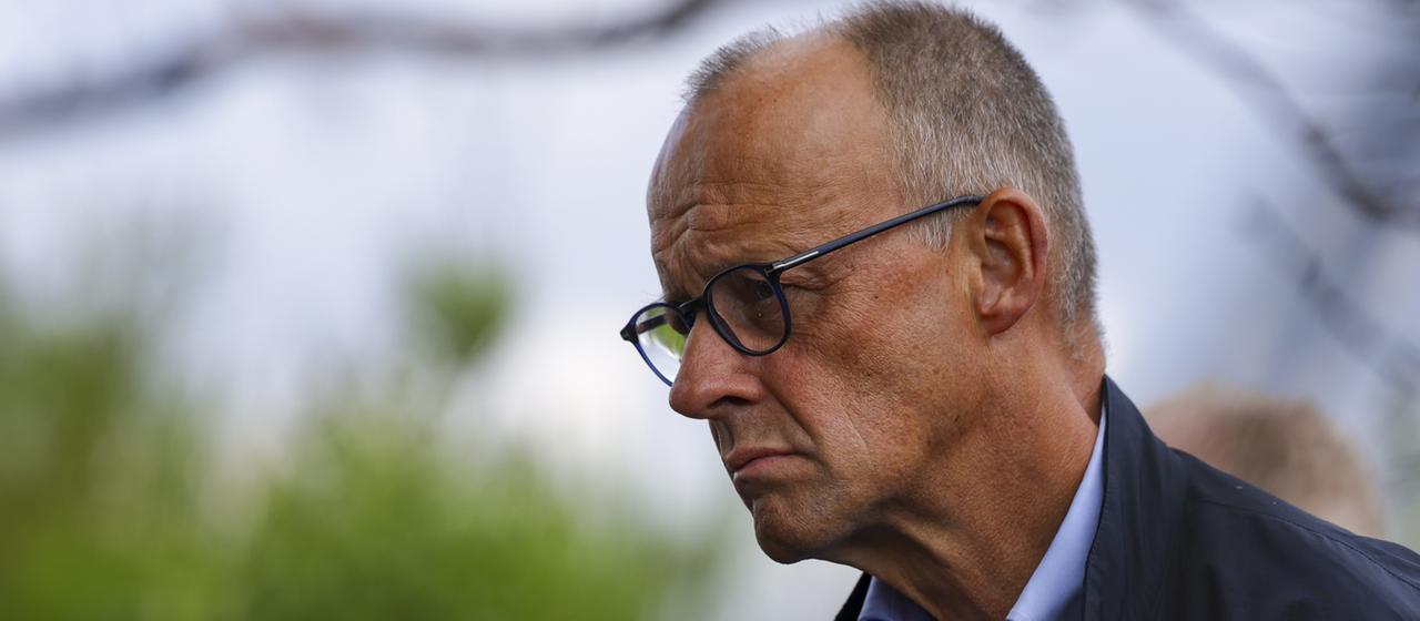 Der deutsche Bundeskanzler Friedrich Merz besucht Hürtgenwald nach den Waldbränden am 22. August 2026.