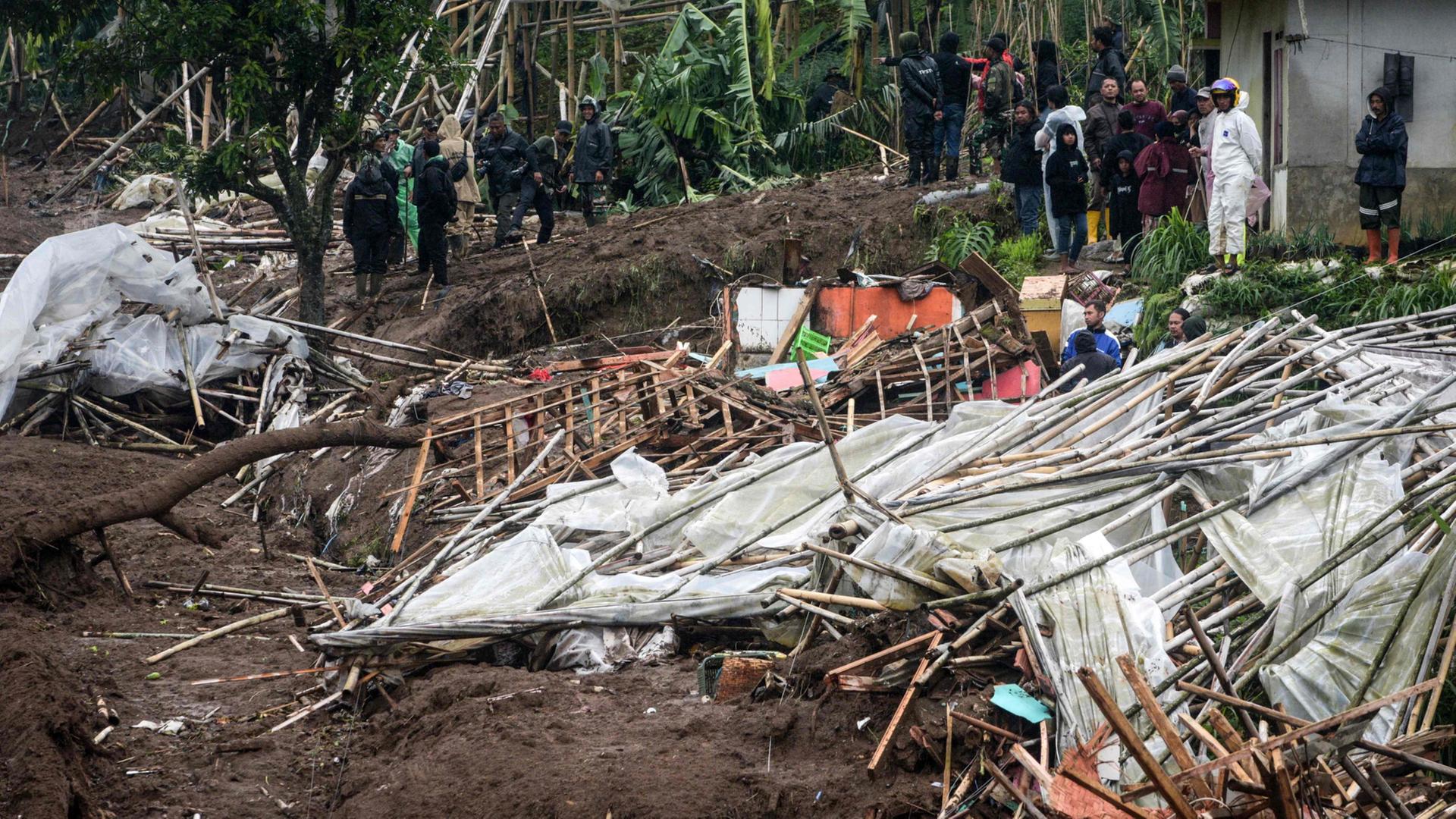 Tote und Vermisste nach Erdrutsch auf indonesischer Insel Tote und Vermisste nach Erdrutsch auf indonesischer Insel