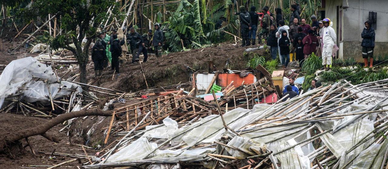 Rettungskräfte suchen nach Überlebenden des Erdrutsches in West-Java.