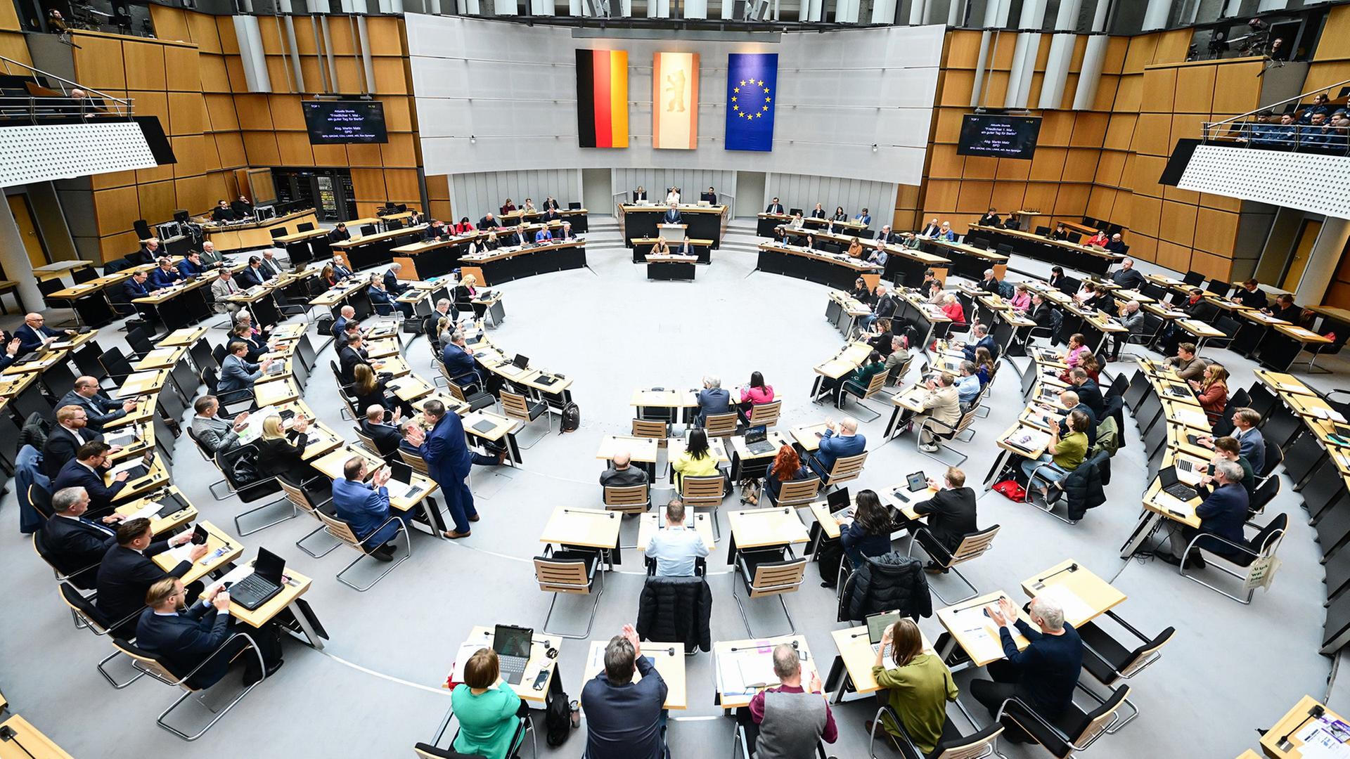 Innenansicht des Plenarsaals im Berliner Abgeordnetenhaus. | Sebastian Gollnow/dpa