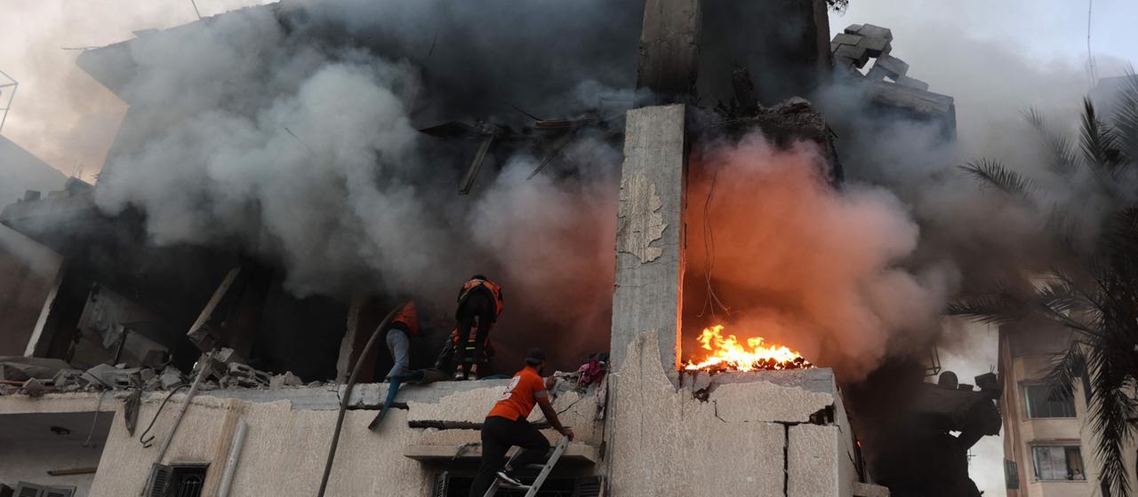 Ein brennendes Haus im Gazastreifen