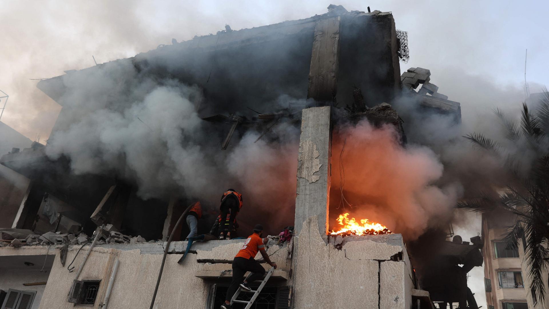 Ein brennendes Haus im Gazastreifen | AFP