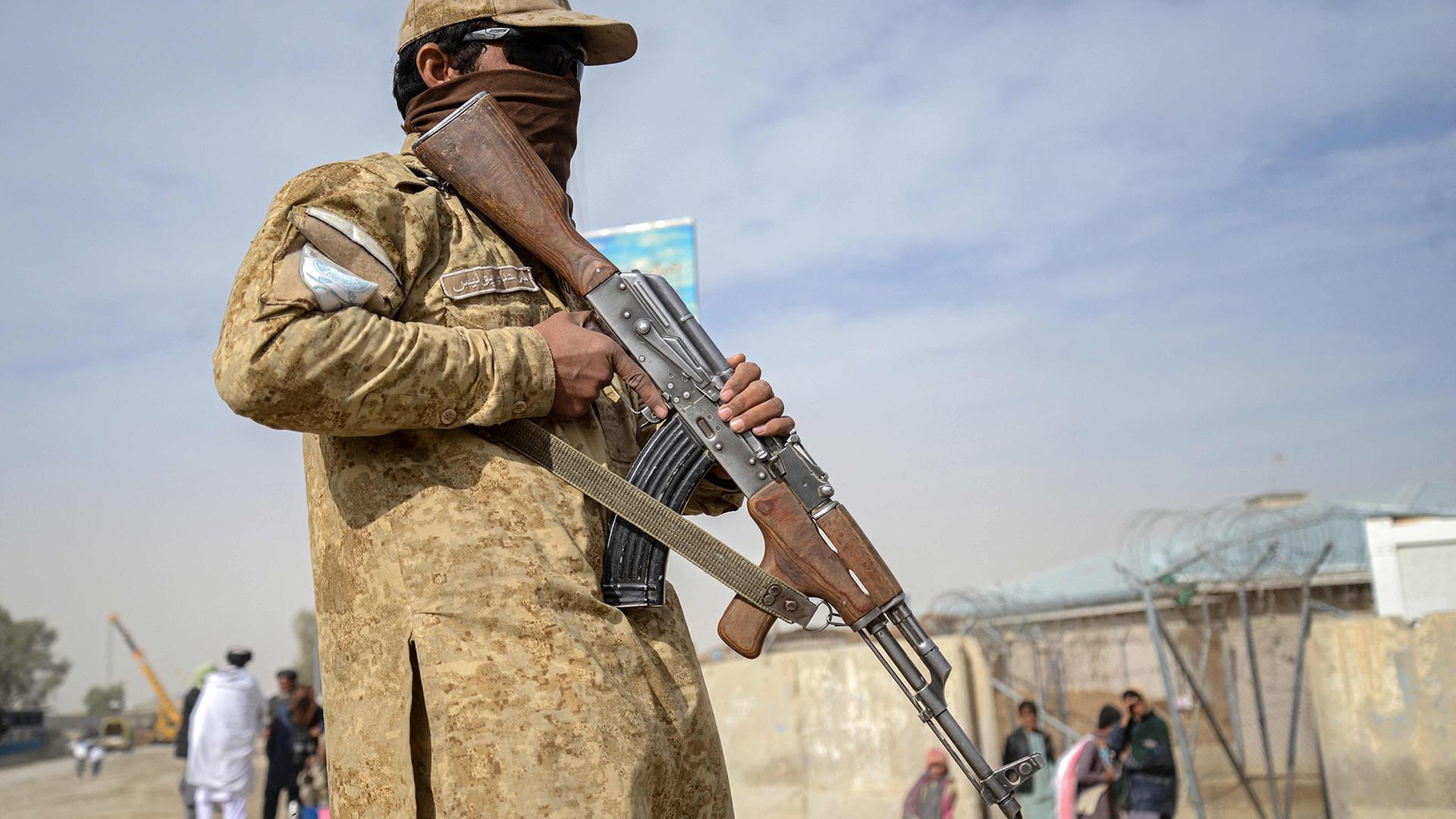Ein Sicherheitsbeamter der Taliban (Archivbild: 29. Dezember 2025) | AFP