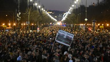 Budapest: Menschen nehmen an einer Demonstration auf dem Heldenplatz teil.