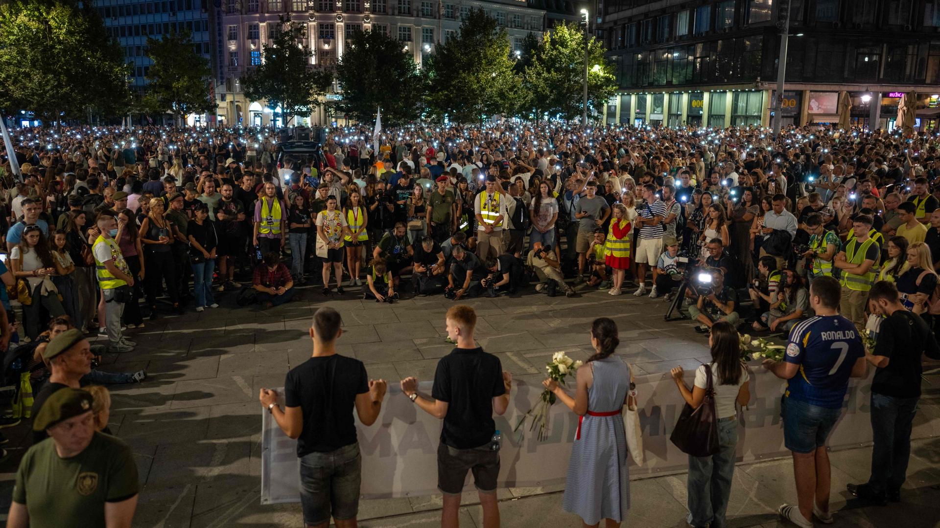 Demonstranten protestieren in Belgrad gegen die serbische Regierung | AFP