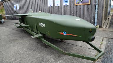 Ein "Taurus"-Marschflugkörper liegt auf einem Transportgestell.