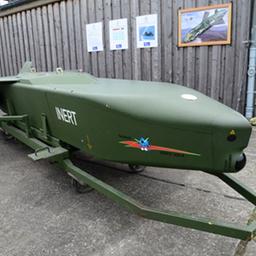 Ein "Taurus"-Marschflugkörper liegt auf einem Transportgestell.