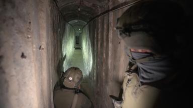 Israelische Soldaten zeigen einen unterirdischen Tunnel im Gazastreifen.
