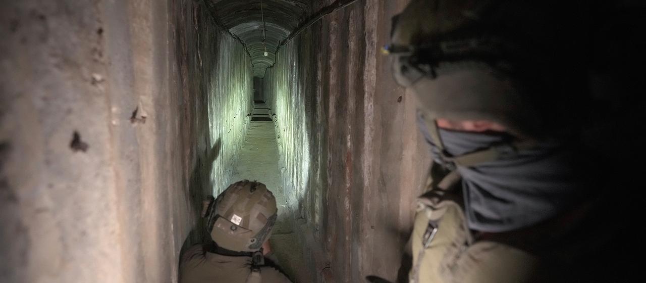 Israelische Soldaten zeigen einen unterirdischen Tunnel im Gazastreifen.