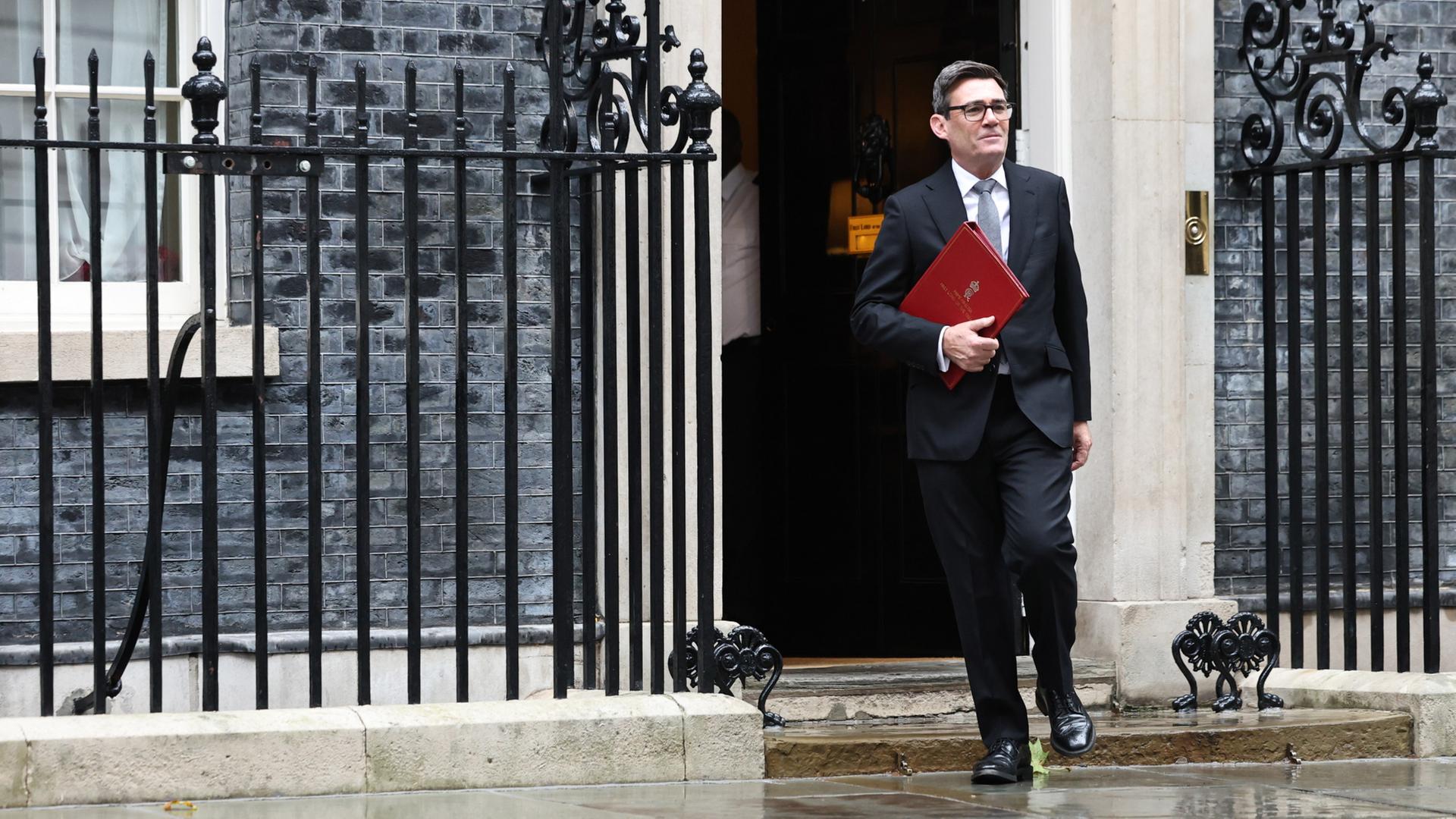 Andy Burnham verl�sst seinen Amtssitz in der Downing Street 10. | EPA